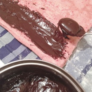 Spread chocolate over the cake roll...