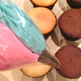 Piping two tone icing colors!