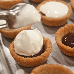 Scoop Marshmallow into cookie cup