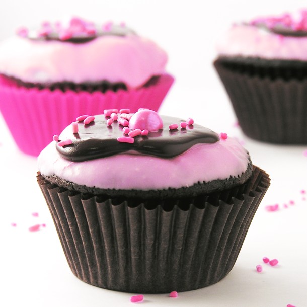 Chocolate covered Strawberry cupcakes1